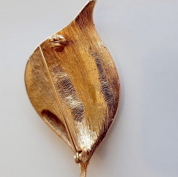 GOLDTONE CRYSTAL AND PEARL BROOCH PIN - Picture 6 of 7